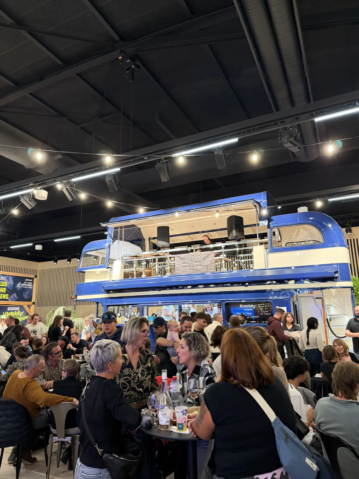 Les visiteurs attablés au Mr Stanley Bar pendant la Foire du Valais