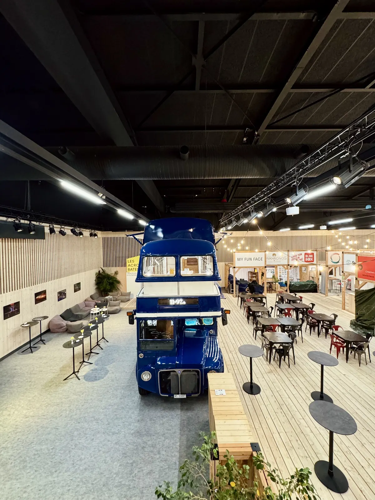 Le bus Mr Stanley avant l’ouverture de la Foire