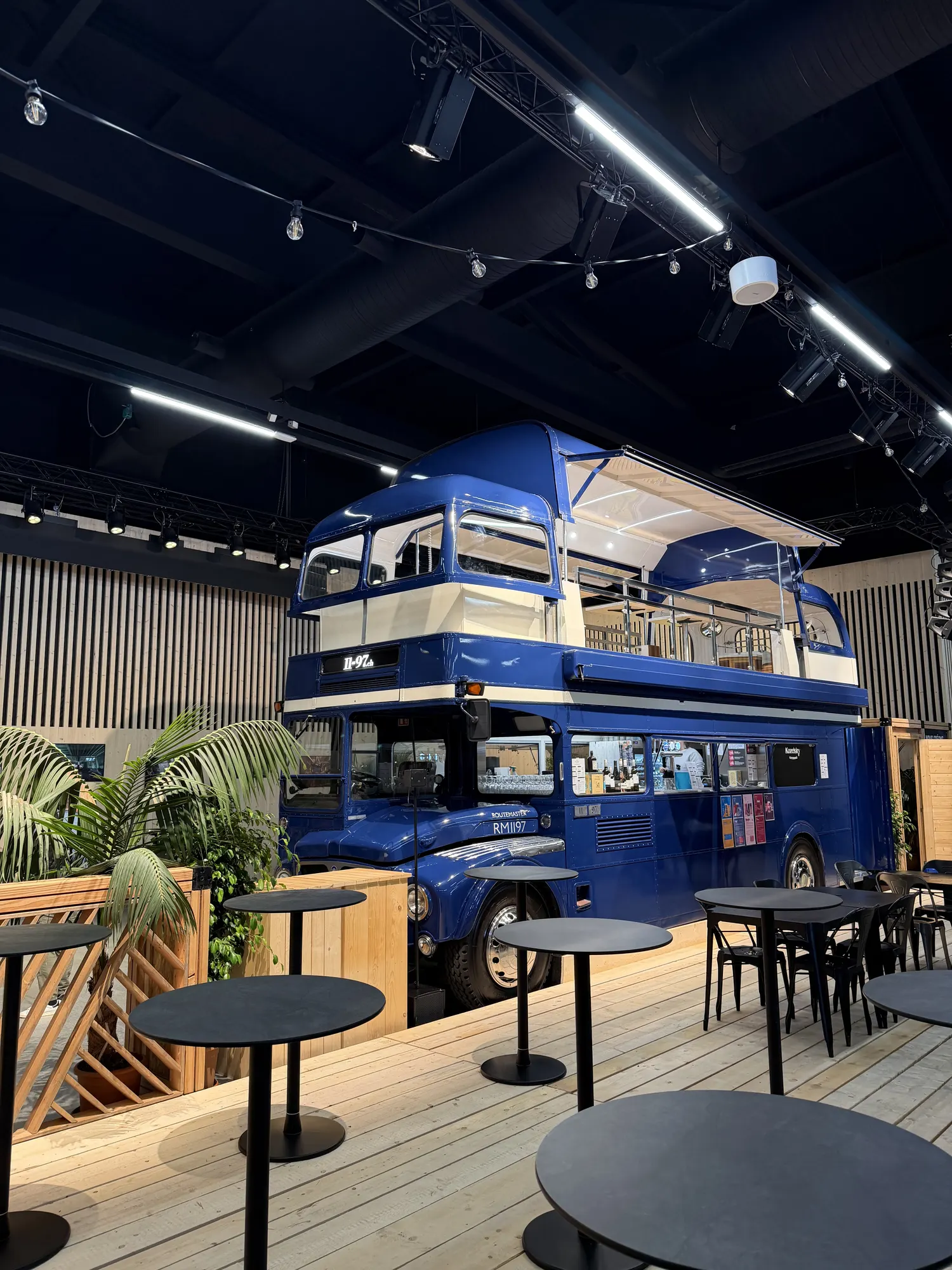 Le bus Mr Stanley, terrasse ouverte, sur le stand de la Foire du Valais
