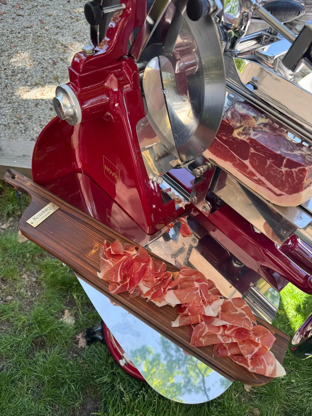 Jambon cru tranché à la trancheuse lors du Ham Hour